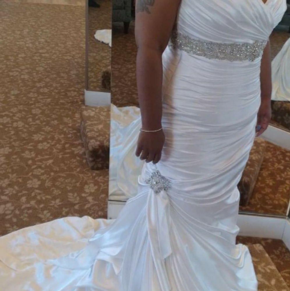 Wedding gown - Picture 4 of 4